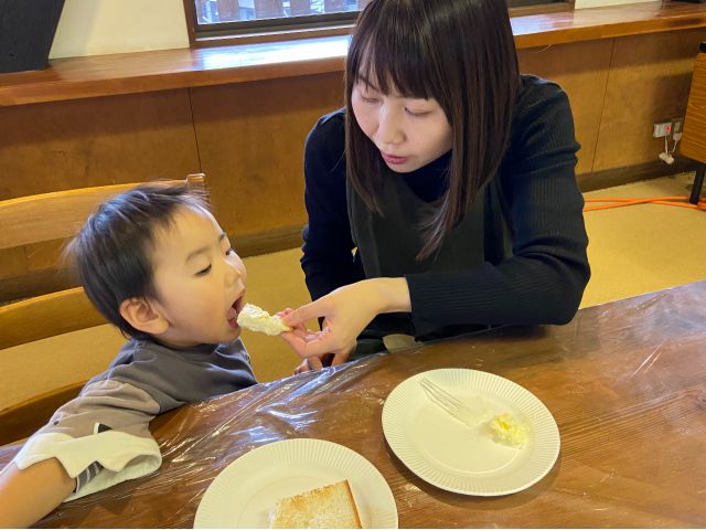 作ったバターは牧場の自家製パンと一緒にどうぞ。