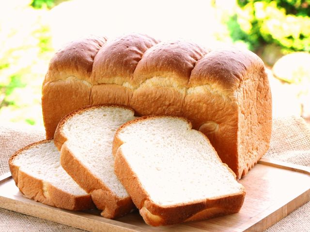 体験で試食用にお出ししている【ミルクパン】は牧場売店でも販売しています。水を使わず、牧場の牛乳のみで作ったパンです。