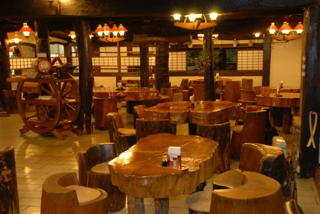 お食事処庄屋★ 移築してきた歴史ある建物です♪ 丸太のテーブルとイスが木のぬくもりを感じさせます!
