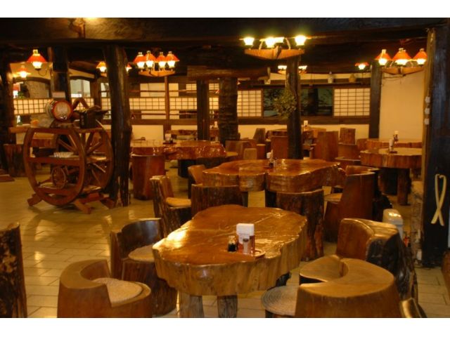 お食事処庄屋★ 移築してきた歴史ある建物です♪ 丸太のテーブルとイスが木のぬくもりを感じさせます!