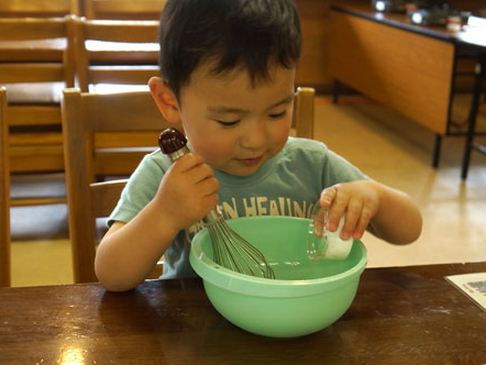 子供も自分でアイスづくりチャレンジ!
