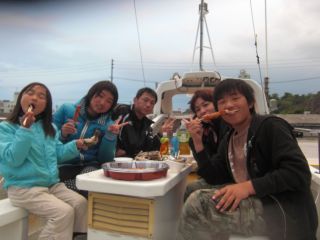 魚釣りが終わってから,そのまま船上で海鮮バーベキュータイムだ。楽しくて美味し〜。