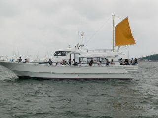 でっかい45人乗り。水洗トイレ・水道水・冷暖房・キャビン付きで県下有数の超豪華乗り合い釣船です。