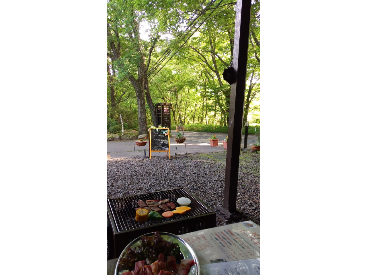 木々の緑が爽やかな那須高原で炭火焼バーベキュー♪