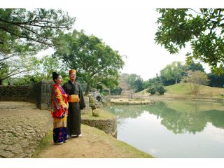 琉装を身に着けてカメラマンが最高の笑顔を撮影。