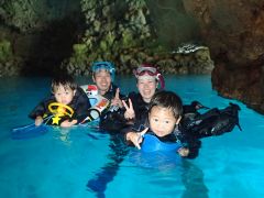 家族みんなで人気の青の洞窟にも行ちゃう!幻想的な世界を、感動を共有しよう!