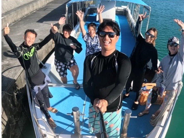 青の洞窟高確率でご案内大きくてきれいな船でクルージングをしながらご案内☆ビーチからだと100段以上の階段の上り下りと崖を移動で疲れますがボートでらくらく移動案内