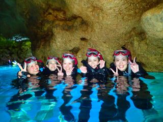 沖縄で人気のポイント「青の洞窟」シュノーケリング!