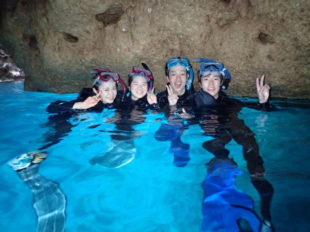 青の洞窟の見どころをバックに写真撮影!