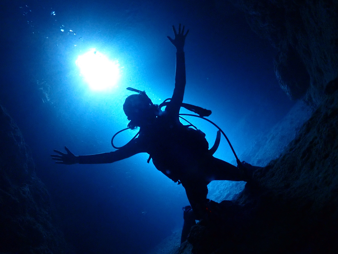 青の洞窟内でシルエット撮影!