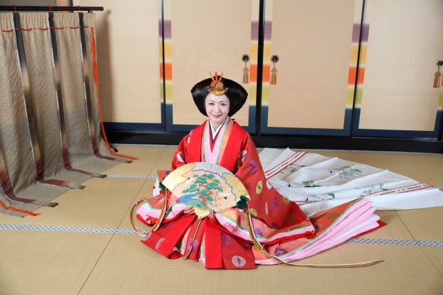 おすべらかし 座り姿