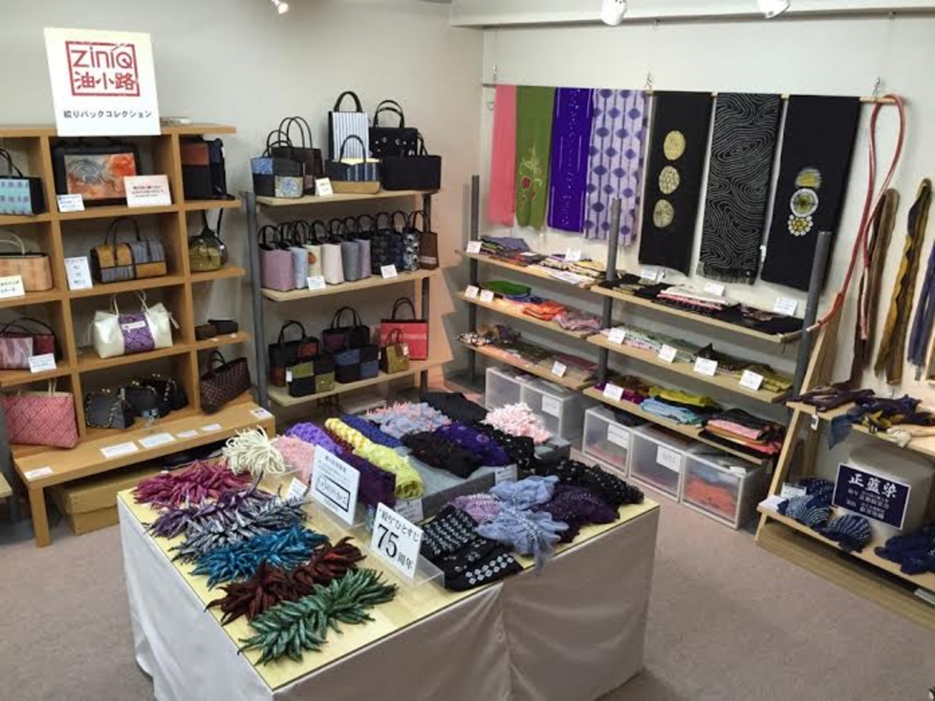 �ٓ��ɂ̓~���[�W�A���V���b�v������A���݂₰��T���̂��y������