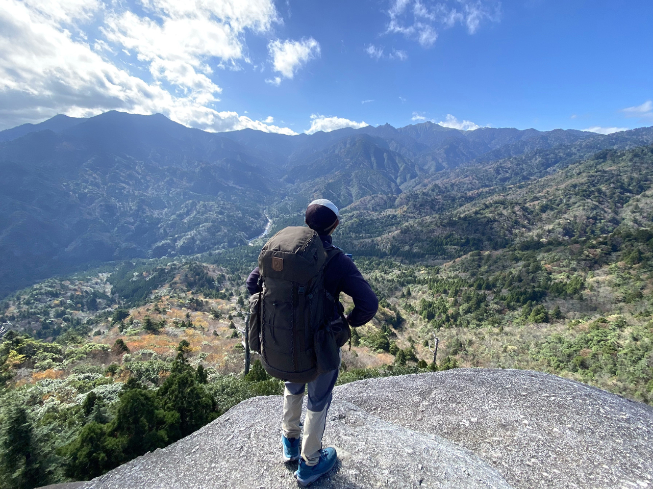 白谷雲水峡の太鼓岩を目指すトレッキングです。清冽な沢、苔むす森、スギの巨木などを楽しみつつ、最後は絶景の広がる太鼓岩へ。達成感も得られる、屋久島の魅力が凝縮されたコースです。