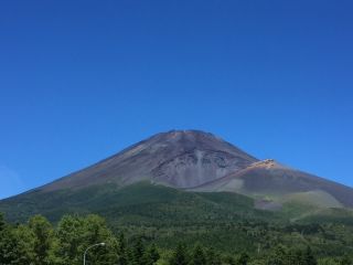 富士山の南東斜面に見える大きな凹み、宝永火口を巡るコースです