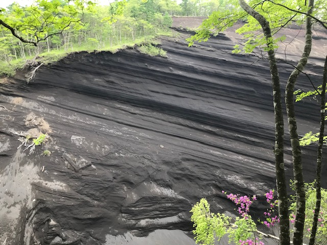 �x�d�Ȃ镬�΂ɂ��A�ςݏd�Ȃ����n�◬�ƉΎR�D�̑w���ώ@���邱�Ƃ��ł��܂�