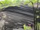 度重なる噴火により、積み重なった溶岩流と火山灰の層を観察することができます