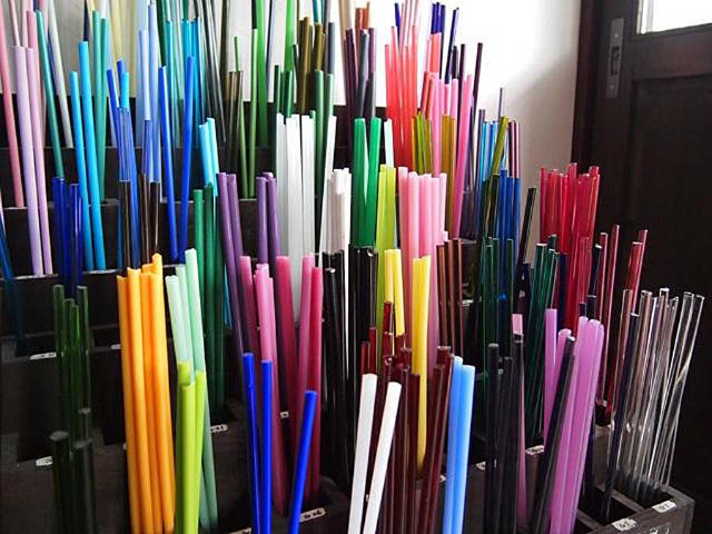 材料となるガラス。色選びも楽しい時間です♪