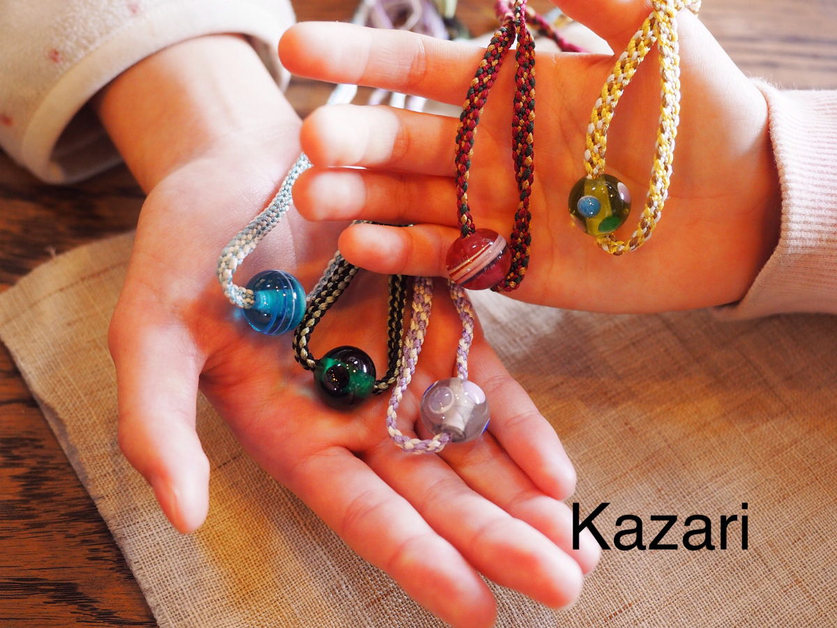 組みひもブレスレットをつけてもステキ♪たくさんの中からお選びいただけます(別料金)