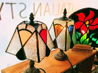 いろんなタイプのインテリアにマッチするアールデコ調のデザインです。