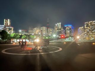 プロポーズをされたお客様を機体の前で撮影、一生に残るひとコマ。