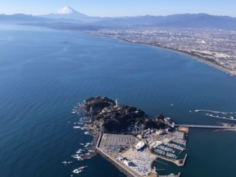 江の島の先に富士山が見え、夕暮れ時が最も奇麗な景色をご覧になれます。