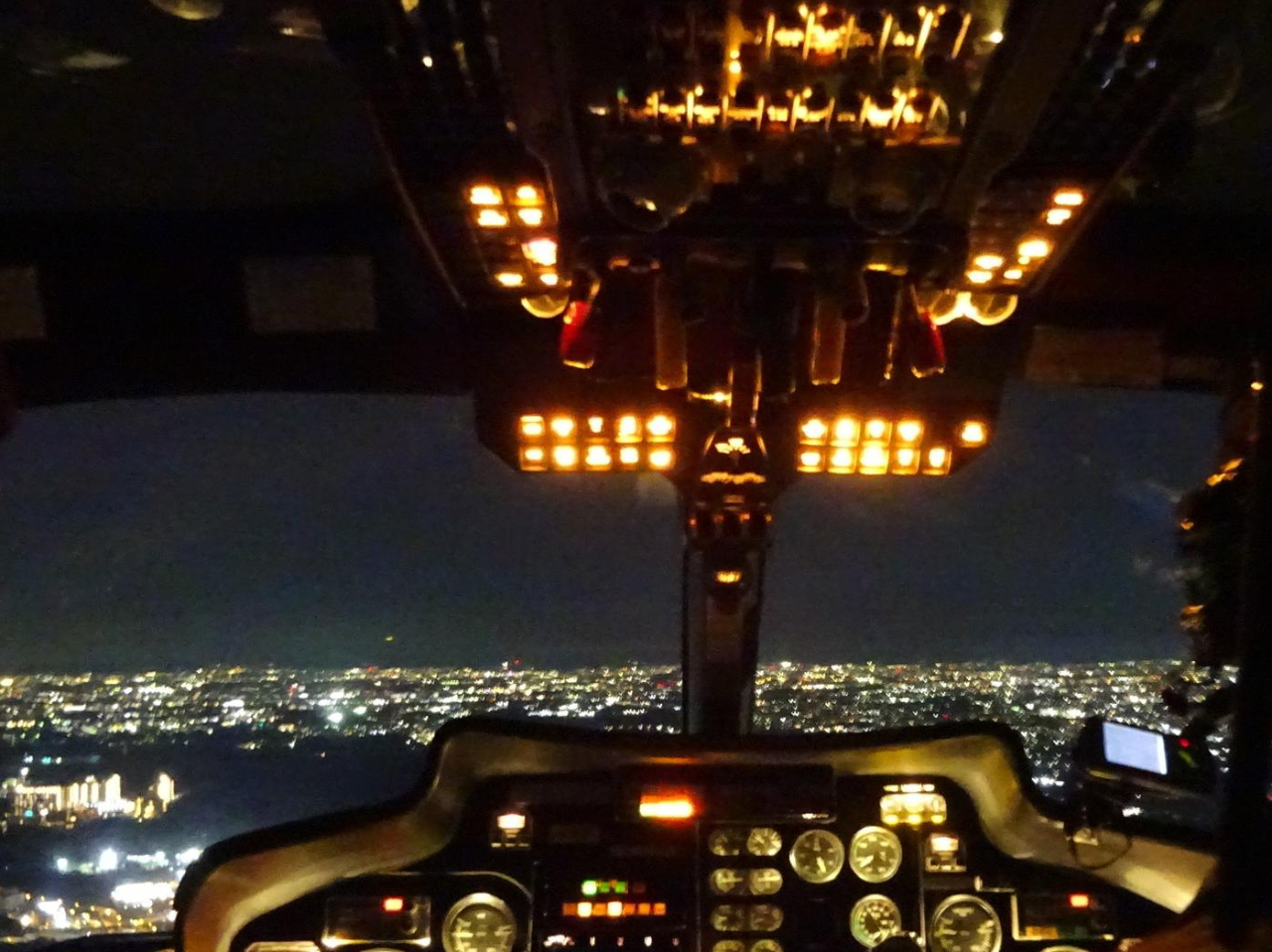 東京都心に向かって飛行。澄み切った日は関東平野の夜景を見渡せます。