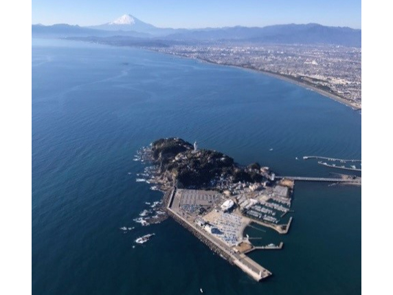 �D�V���͍]�̓��̐�ɕx�m�R�𒭖] 