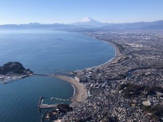 江の島から海岸線を経て箱根へと飛行します