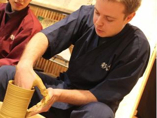南青山のアトリエで陶芸体験(電動ろくろ/手びねりで箸置き作り)