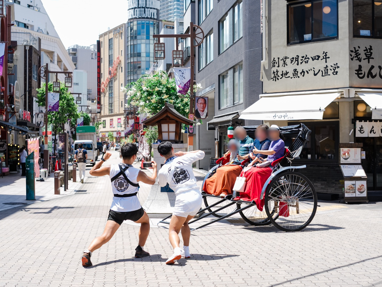 人力車と言えば記念写真!浅草の歴史あるスポットで一生の思い出に残る記念写真をお撮りします。