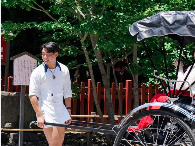 浅草旅行が素敵なひと時となる様に心を込めてご案内させていただきます!浅草へお越しの際は是非くるま屋の人力車をご利用ください。