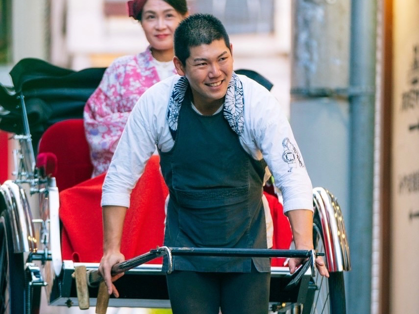 「浅草に来たけどどこを歩いたら良いのかわからない.」そんな時は人力車にお任せあれ!浅草を知り尽くしたプロのガイドマンがあなただけのオンリーワンの旅をお届けします