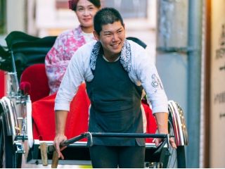 「浅草に来たけどどこを歩いたら良いのかわからない.」そんな時は人力車にお任せあれ!浅草を知り尽くしたプロのガイドマンがあなただけのオンリーワンの旅をお届けします