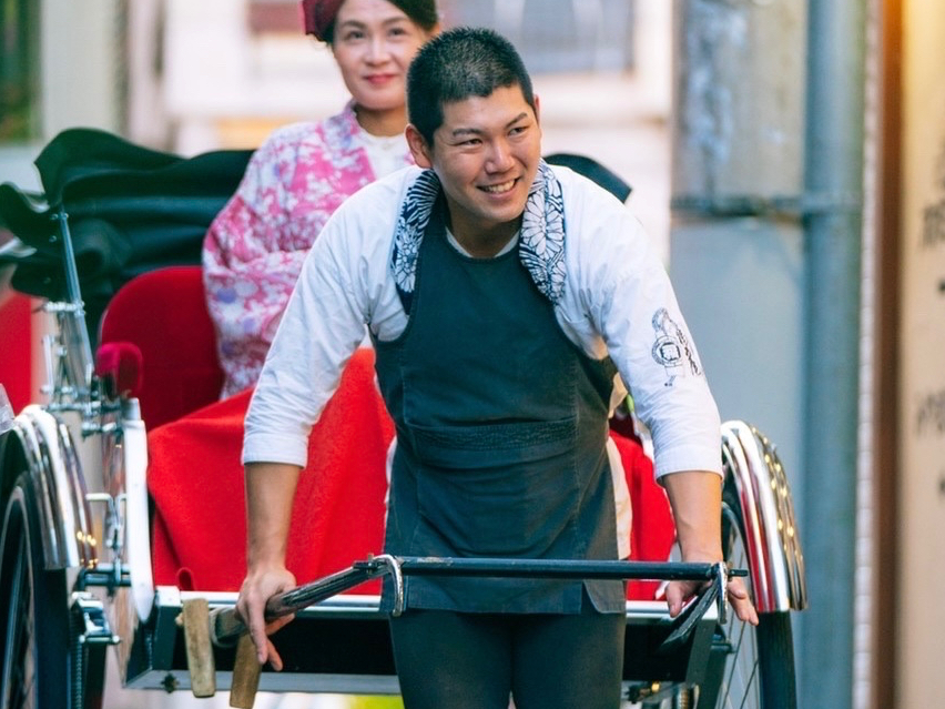 浅草旅行が素敵なひと時となる様に心を込めてご案内させていただきます!浅草へお越しの際は是非くるま屋の人力車をご利用ください。