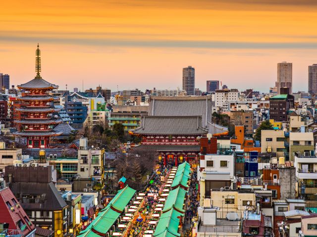 1400年の歴史を誇る浅草の歴史を、人力車に乗って存分にお楽しみください