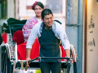 「浅草に来たけどどこを歩いたら良いのかわからない.」そんな時は人力車にお任せあれ!浅草を知り尽くしたプロのガイドマンがあなただけのオンリーワンの旅をお届けします