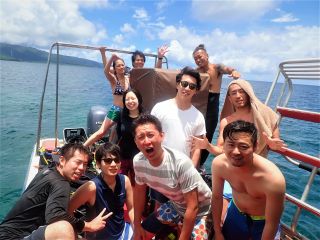 みんなで、マル秘のポイントへサンゴやお魚もたくさん