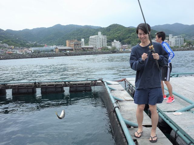 熱海 海釣り 海上のイケスで30分釣り放題 釣ったお魚はbbqや提携店で食事ok 海上釣堀 筏釣りの東海 じゃらん遊び体験 熱海 海釣り 海上のイケスで30分釣り放題 釣ったお魚はbbqや提携店で食事ok 海上釣堀 筏釣りの東海 じゃらん遊び体験