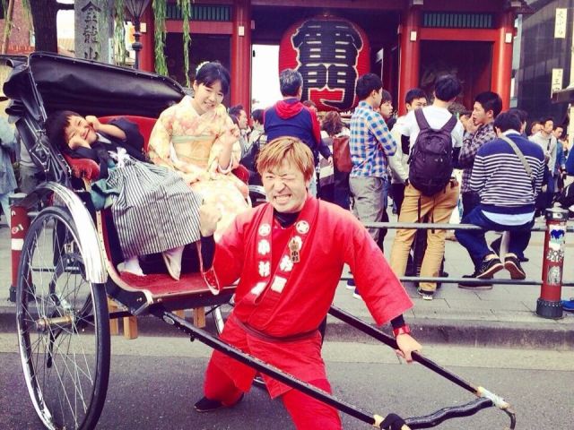 子供も大喜び、歩くのなかなら大変な浅草。沢山の観光名所を短時間で一周。歴史スポットの多いコース、テレビで紹介される賑やかな下町名所は、お客様のお好みで選べます。