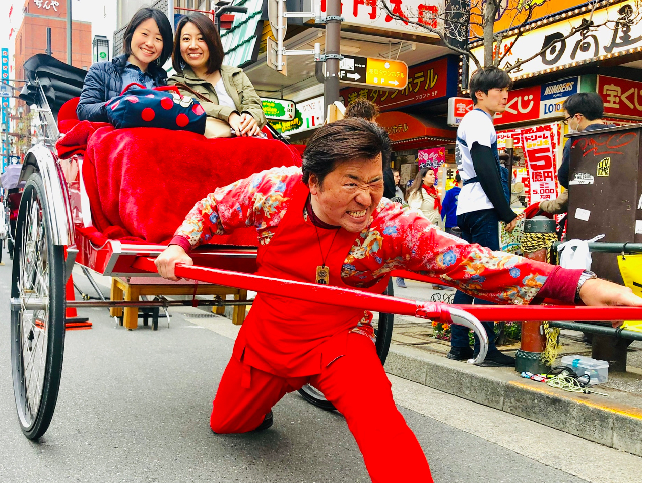 ポーズも決まる赤い彗星車夫