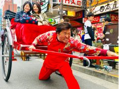 ポーズも決まる赤い彗星車夫