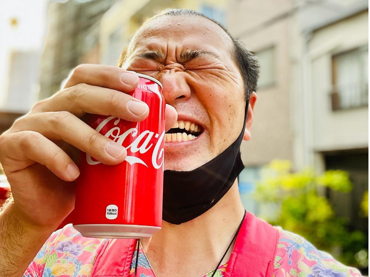 人力車歴22年の真っ赤な車夫の生き甲斐は、全力で走った後の、コカコーラ