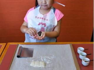 もちもちの生麩生地で餡を包みます