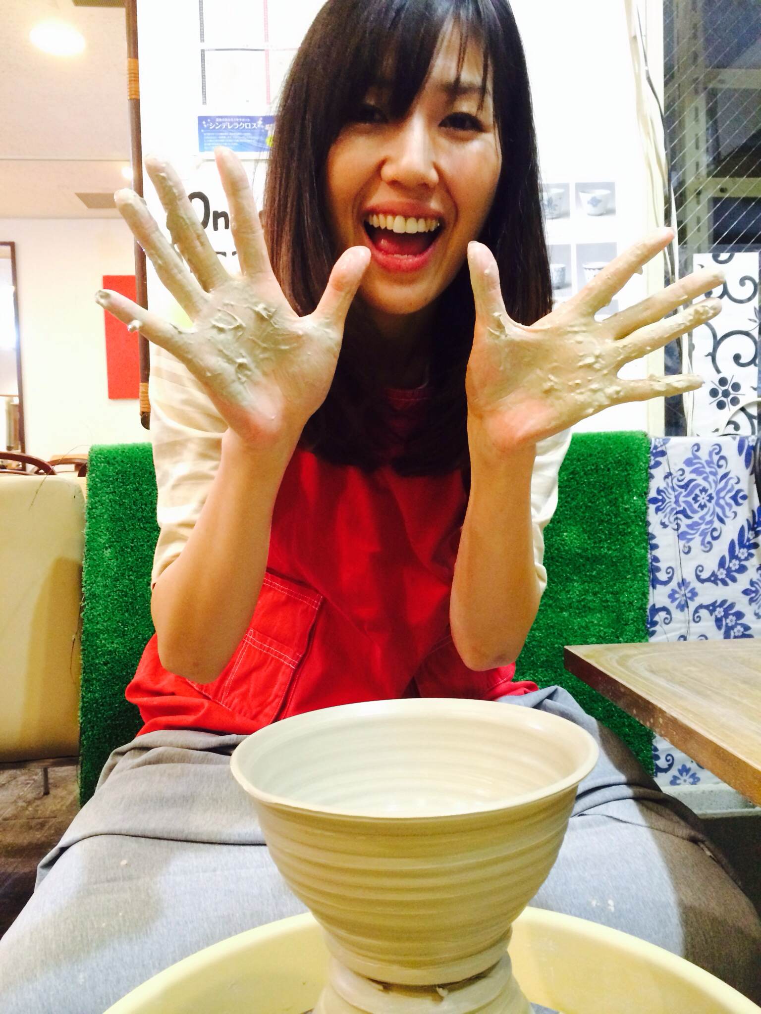 店内はカフェのような雰囲気。若い陶芸家の先生が教えてくれます♪