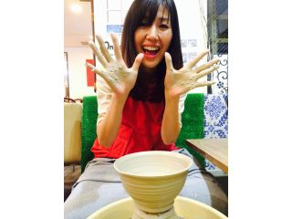 店内はカフェのような雰囲気。若い陶芸家の先生が教えてくれます♪