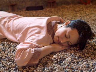 薬石浴の室内には、日本の大地が育んだ15種類の薬鉱石を敷き詰め、湯河原温泉を撒いています。