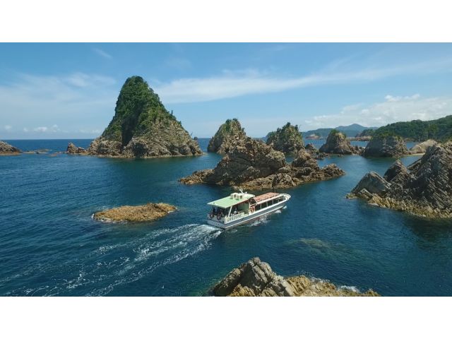 遊覧船は島々の間も通ります。