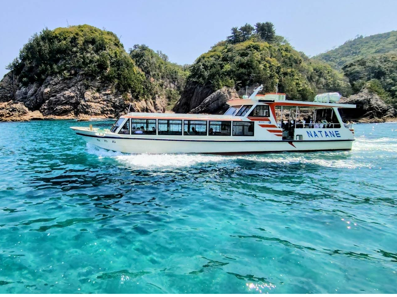 遊覧船は95名定員。小さなお子様でも安心してご乗船頂けます。