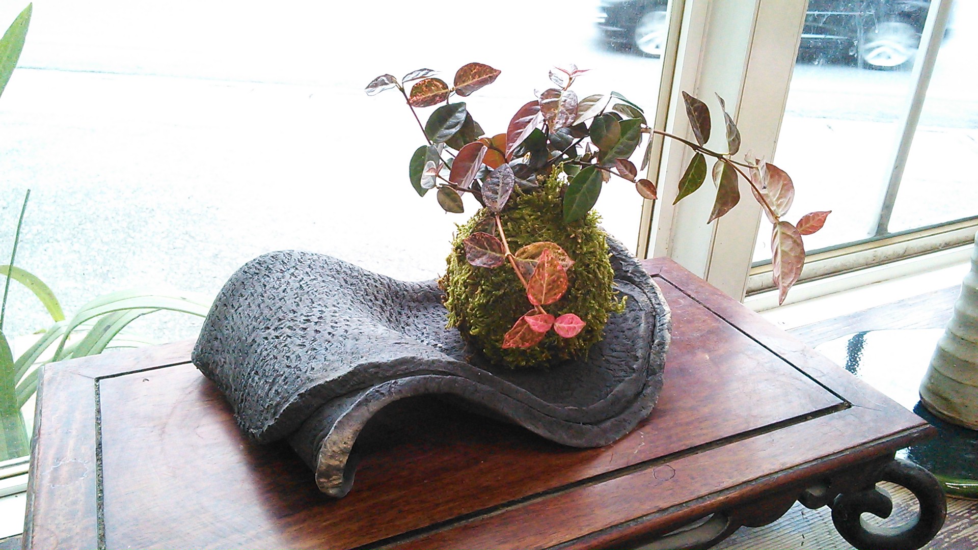 苔玉のせてみました。色合いは地元農家さんの炭やもみがらを使って出したため、味わいがあります♪器だけでなくいろいろなものがおつくりいただけます!