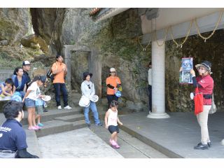 かつて海人と呼ばれた漁師たちが生計を立て繁栄していた本島最南端のまち糸満市。
歴史、文化、自然が各所に残る糸満市を、地域ガイドと一緒にのんびり散策しませんか?